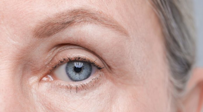 60-latki uwielbiają ten wypełniający krem pod oczy. Zauważalnie wyostrza kontur