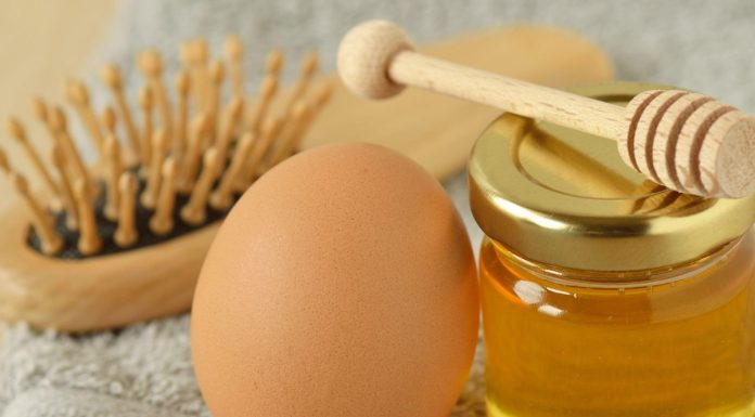 Zapytano trycholożkę o maskę z jajka i miodu. „Nie ma szans zadziałać”