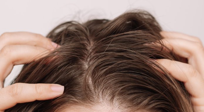 Ciągle tłuste włosy? Ten peeling do skóry głowy mocno ją oczyści