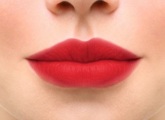 Ta satynowa pomadka pięknie podkreśla kształt ust. Idealny efekt bez konturówki