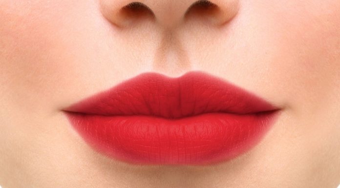 Ta satynowa pomadka pięknie podkreśla kształt ust. Idealny efekt bez konturówki
