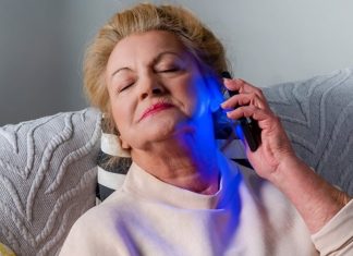 60-latki uwielbiają to urządzenie! Niebieskie światło pomaga na lepszy sen i upiększa cerę