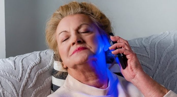 60-latki uwielbiają to urządzenie! Niebieskie światło pomaga na lepszy sen i upiększa cerę