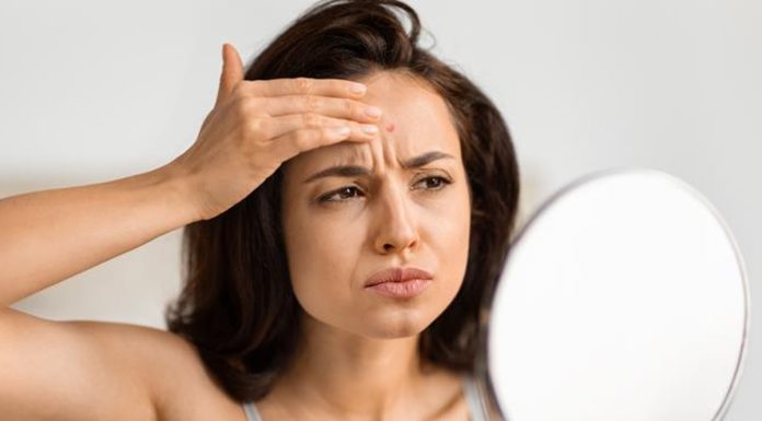 TOP 3 kremy na groźną lwią zmarszczkę na czole. Działają jak wypełniający zastrzyk