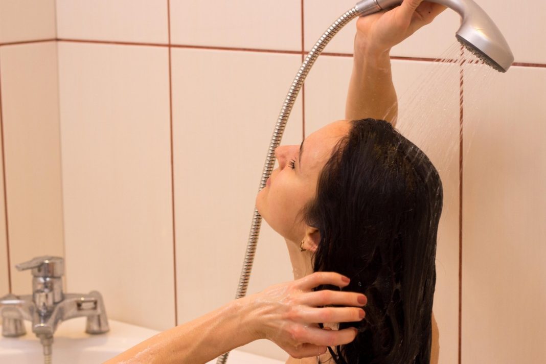 Co się dzieje, gdy zbyt rzadko myjemy włosy? Ekspertka wyjaśnia
