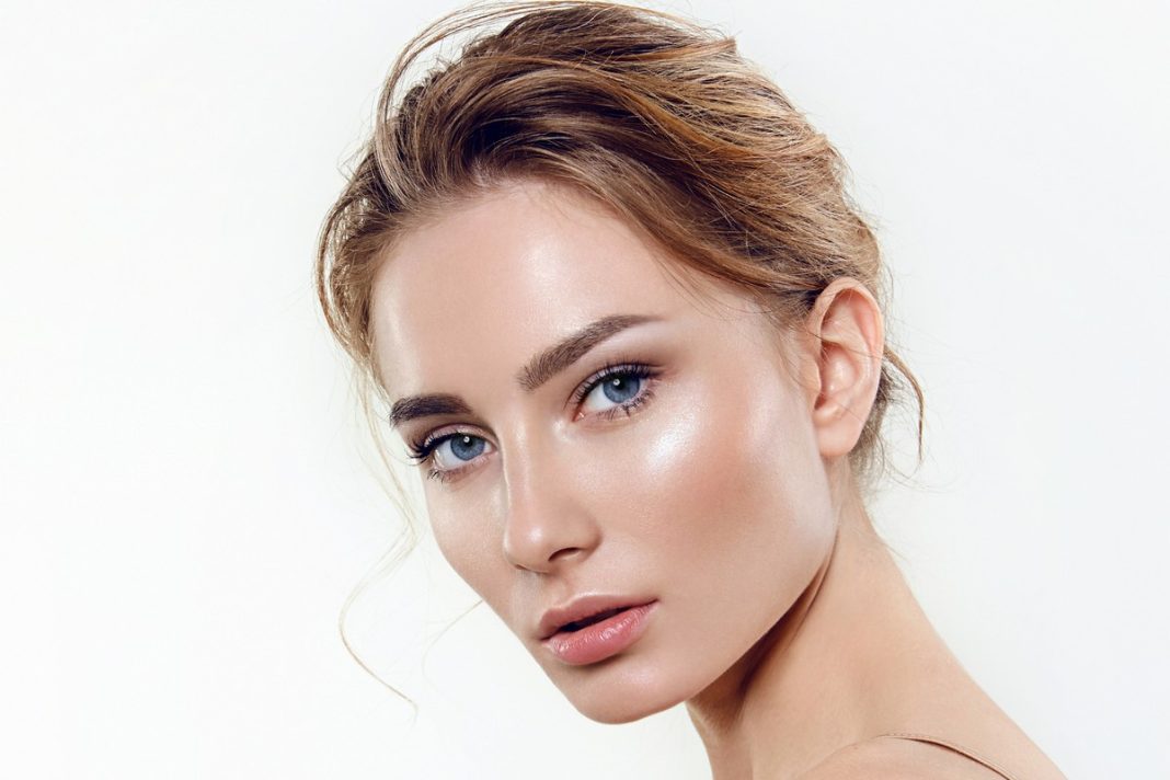 Marzysz o efekcie glass skin? Ten peeling mocno wygładzi skórę