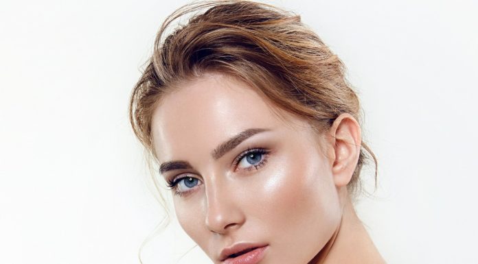 Marzysz o efekcie glass skin? Ten peeling mocno wygładzi skórę