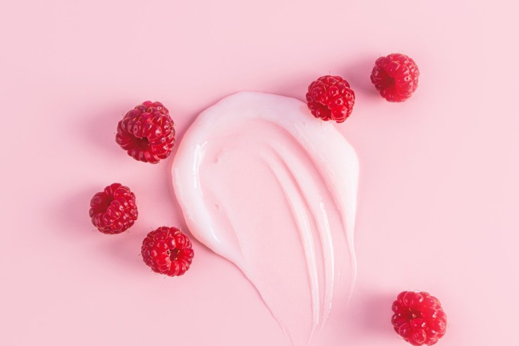 Polki pokochały ten krem z maliną. Daje efekt upiększającego filtra, bosko pachnie