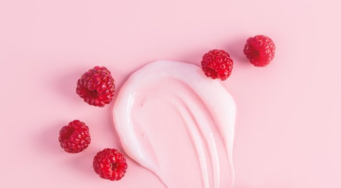 Polki pokochały ten krem z maliną. Daje efekt upiększającego filtra, bosko pachnie