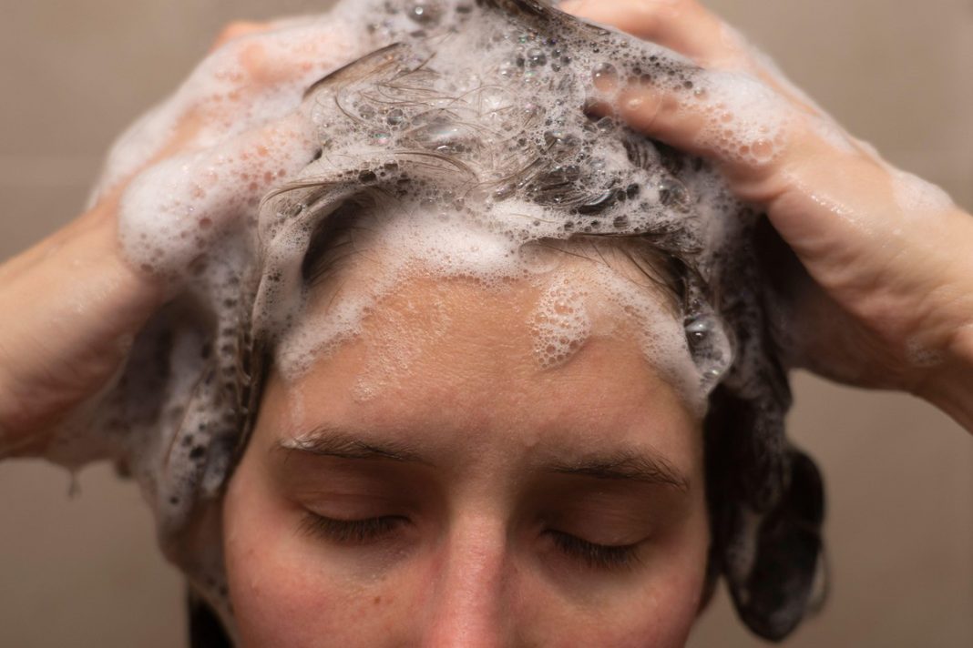 Czy dorośli mogą używać szamponu dla dzieci? Trycholożka mówi wprost