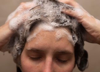 Czy dorośli mogą używać szamponu dla dzieci? Trycholożka mówi wprost