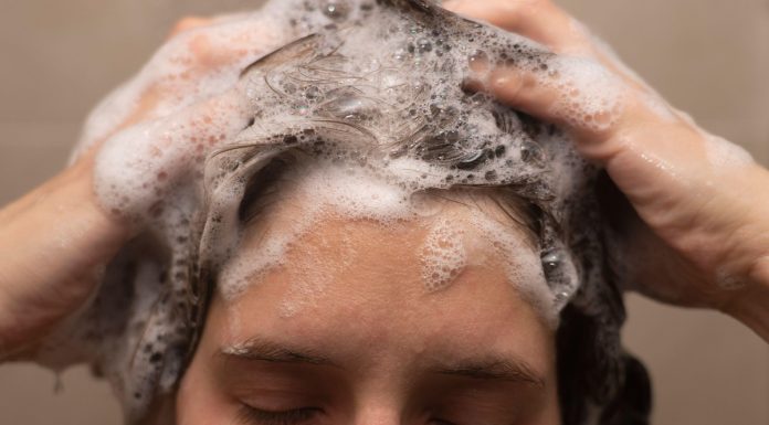 Czy dorośli mogą używać szamponu dla dzieci? Trycholożka mówi wprost
