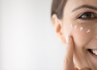 Top pięć kremów pod oczy z kofeiną. Redukują worki, opuchliznę i przywracają świeżość spojrzeniu