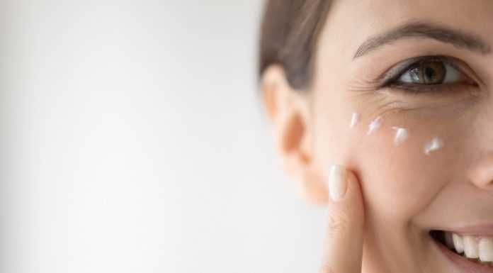 Top pięć kremów pod oczy z kofeiną. Redukują worki, opuchliznę i przywracają świeżość spojrzeniu