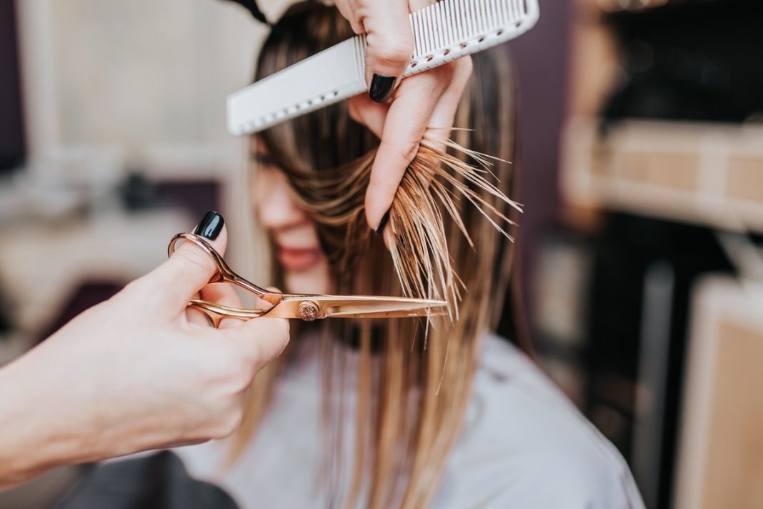 Ta fryzura nada objętości cienkim włosom. Króluje w trendach na wiosnę