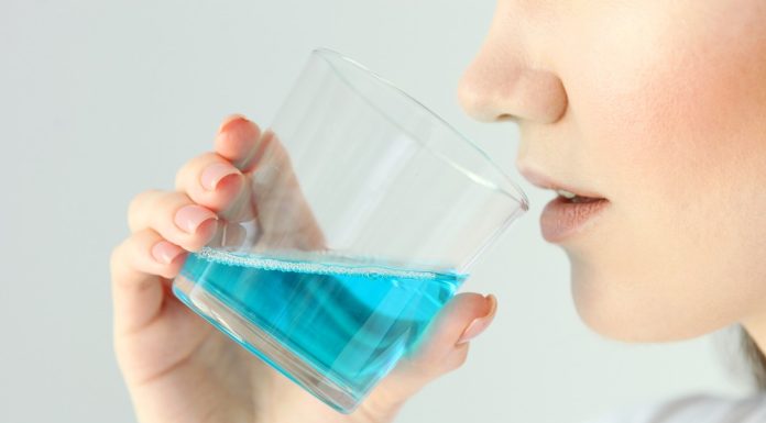 Kosztuje 7 zł, a wybiela zęby i odświeża oddech na długo. „Nie wiem, ile już butelek zużyłam”