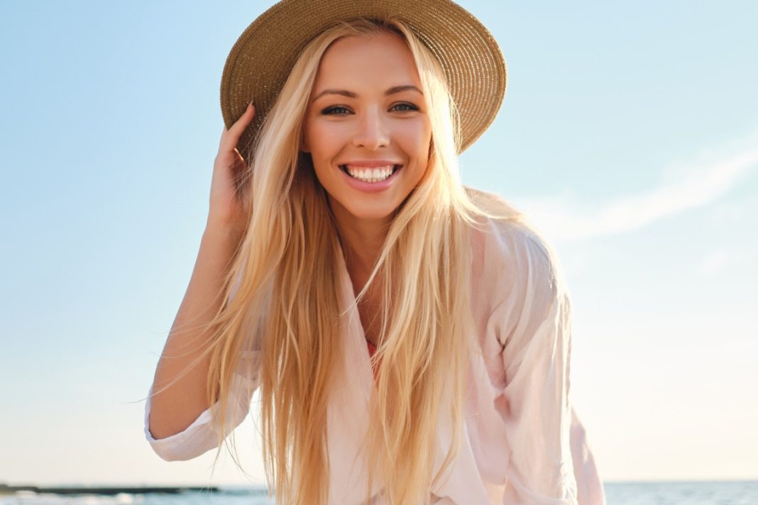 Pięć odżywek niwelujących żółte tony na blond włosach. Zapomnij o efekcie kurczaka