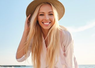 Pięć odżywek niwelujących żółte tony na blond włosach. Zapomnij o efekcie kurczaka