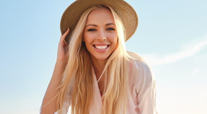 Pięć odżywek niwelujących żółte tony na blond włosach. Zapomnij o efekcie kurczaka