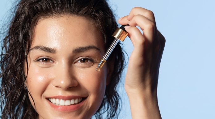 Booster 3w1 zastąpi tonik, serum i bazę. Maskuje cienie i zmarszczki