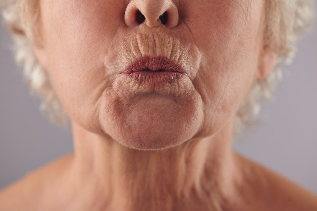 Przez zmarszczki palacza twoja twarz wygląda smutno? Zobacz dobre kosmetyki na zmarszczki wokół ust