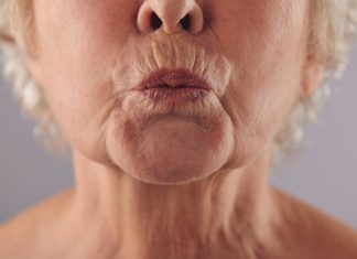 Przez zmarszczki palacza twoja twarz wygląda smutno? Zobacz dobre kosmetyki na zmarszczki wokół ust