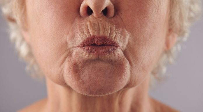 Przez zmarszczki palacza twoja twarz wygląda smutno? Zobacz dobre kosmetyki na zmarszczki wokół ust