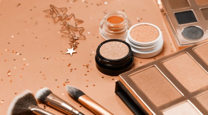 Kiedy wyrzucić stare kosmetyki do makijażu? Wiele z nas popełnia ten sam błąd