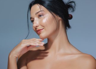 Ta mleczna esencja kosztuje 16 zł, a jest zamiennikiem hitu od Hailey Bieber. „Cera po niej to jakiś kosmos”