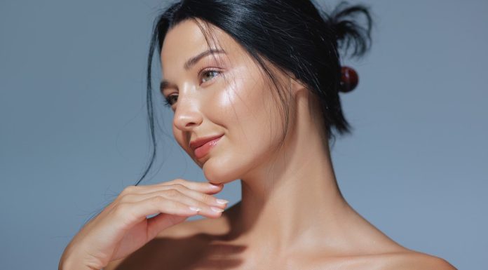 Ta mleczna esencja kosztuje 16 zł, a jest zamiennikiem hitu od Hailey Bieber. „Cera po niej to jakiś kosmos”