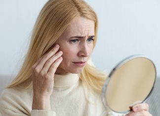 Jak się malować, żeby wyglądać efektownie? Najlepszy makijaż oczu 60-latki