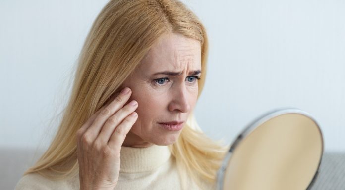 Jak się malować, żeby wyglądać efektownie? Najlepszy makijaż oczu 60-latki