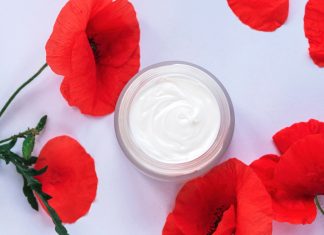 Odmładzający krem z polnym makiem odejmuje lat przez noc. „Lepszego nie miałam”