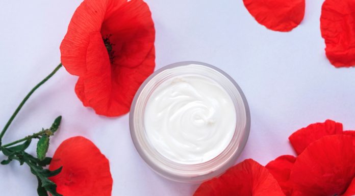 Odmładzający krem z polnym makiem odejmuje lat przez noc. „Lepszego nie miałam”