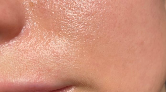 Ten lekki, tani krem to ratunek dla tłustej skóry. Zwęża pory i matuje