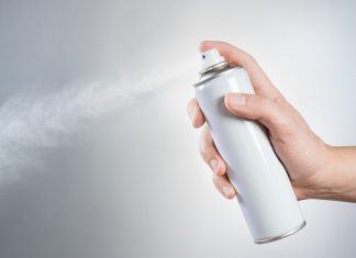 Czy lakier szkodzi włosom? Ekspertka wyjaśnia, czy można zastąpić go żelem z siemienia