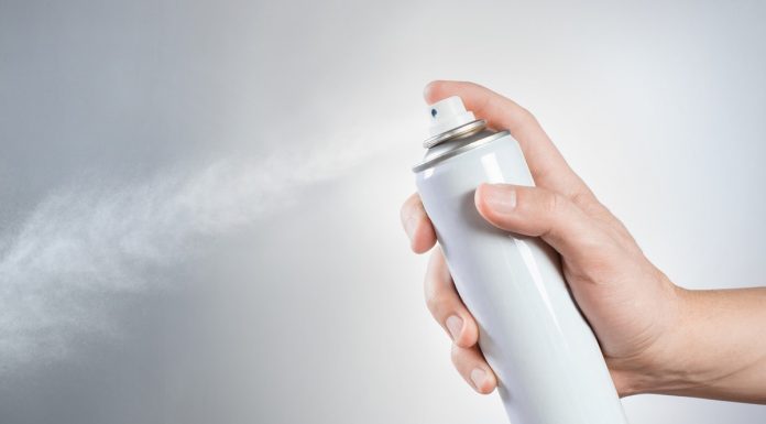 Czy lakier szkodzi włosom? Ekspertka wyjaśnia, czy można zastąpić go żelem z siemienia