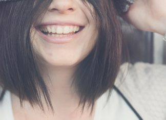 Odpuścimy sobie pogoń za hollywoodzkim uśmiechem? Krzywe zęby stają się symbolem odwagi