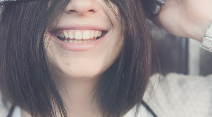 Odpuścimy sobie pogoń za hollywoodzkim uśmiechem? Krzywe zęby stają się symbolem odwagi