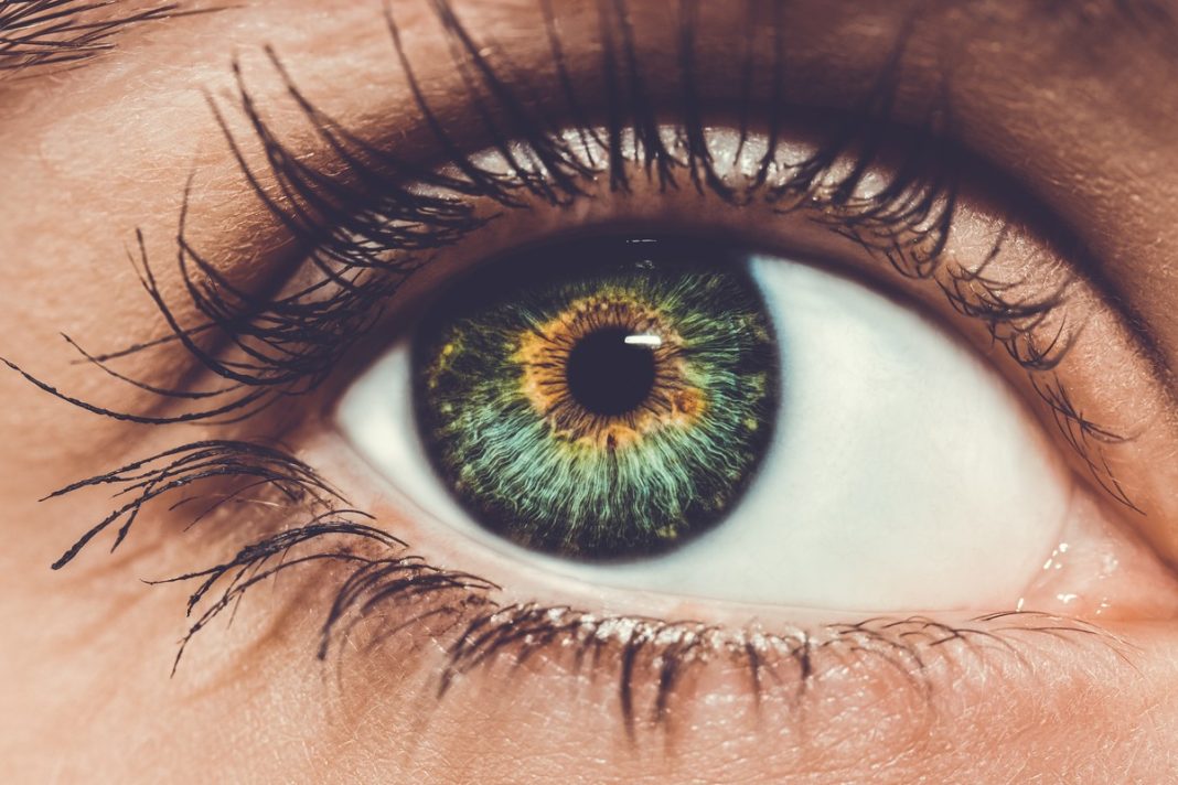 Ten krem pod oczy ma siłę nici kosmetycznych. 50-latki z opadającymi powiekami kupują po dwa słoiczki