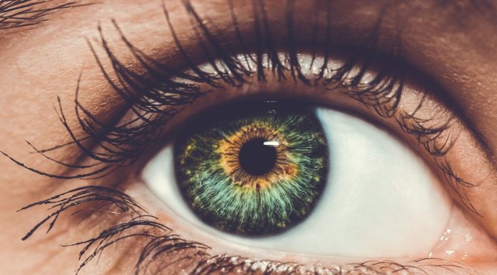 Ten krem pod oczy ma siłę nici kosmetycznych. 50-latki z opadającymi powiekami kupują po dwa słoiczki