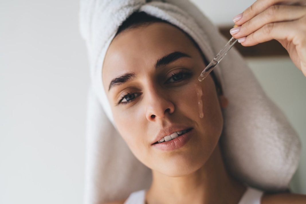 Serum ratunkowe dla skóry trądzikowej. Zawiera siarkę i retinoid