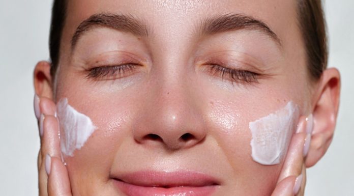 Kolagenowe serum za 14 zł nawilża, odżywia i napina skórę. „Używam go codziennie”