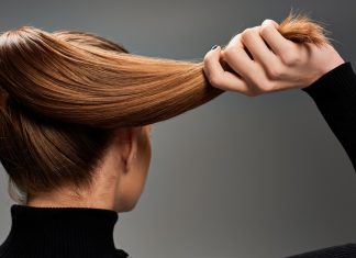 Ten hit z biotyną nadaje włosom nieziemską objętość. „Wszyscy pytają jak to robię”