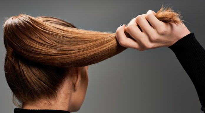 Ten hit z biotyną nadaje włosom nieziemską objętość. „Wszyscy pytają jak to robię”