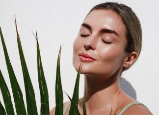 Gładziutka skóra i gęste włosy? TOP 3 mocne kolageny z dodatkiem biotyny, które możesz kupić w ciemno