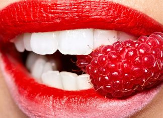 Ta luksusowa pasta ze złotem wybiela zęby o kilka odcieni. Hit dla kawoszy i palaczy