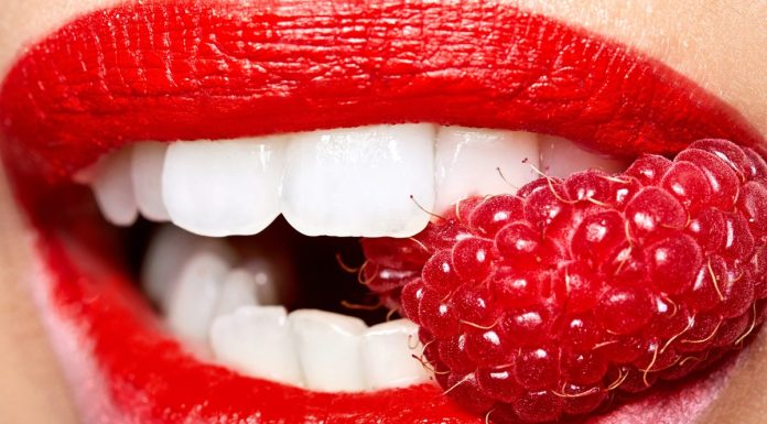 Ta luksusowa pasta ze złotem wybiela zęby o kilka odcieni. Hit dla kawoszy i palaczy