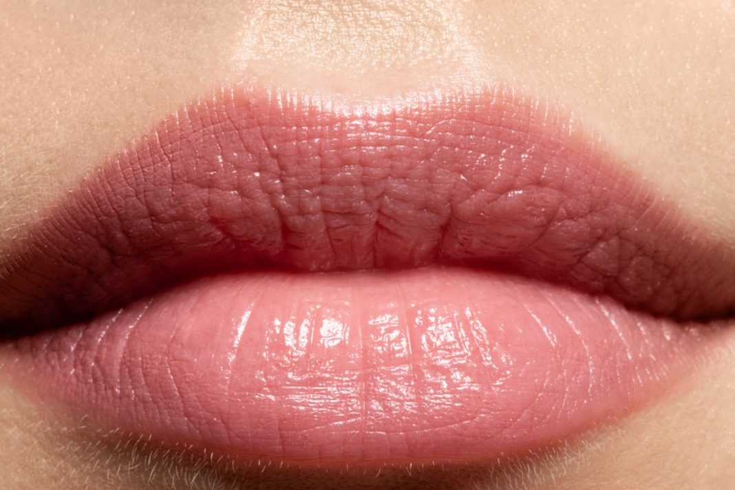 To serum cudnie wypełnia usta i skórę wokół oczu. Jest naszpikowane witaminą E