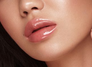 Olejek z peptydami wygładza drobne linie na ustach i pięknie uwydatnia kształt.”Cudo!”